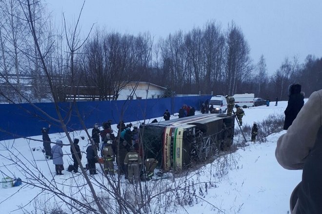 Автобус опрокинулся в кювет в Навашине: шесть раненых