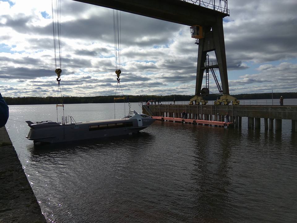 Судно на подводных крыльях спустили на воду в Нижнем Новгороде