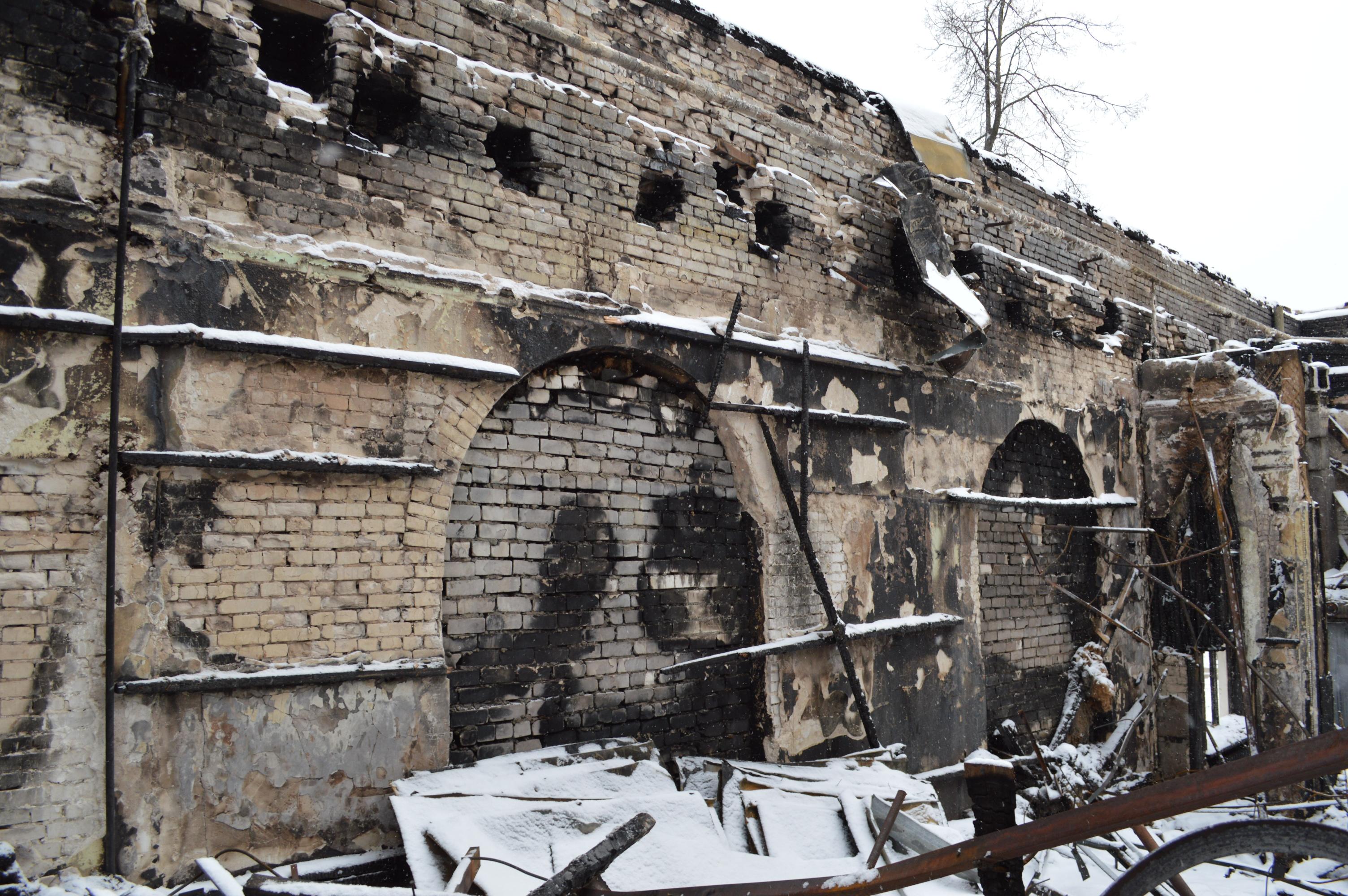 Специалисты оценивают ущерб от пожара в ДК имени Орджоникидзе (ФОТО) - фото 2