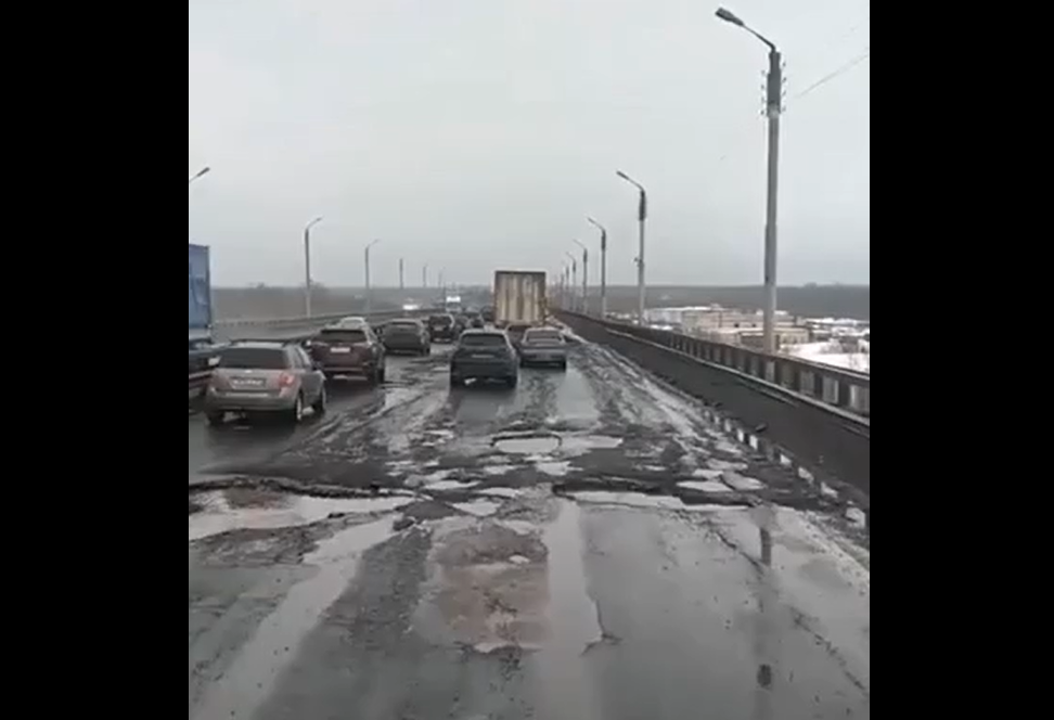 Ямы снова образовались на Стригинском мосту в Нижнем Новгороде - фото 1