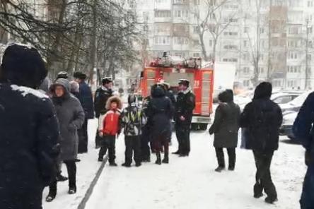 Женщина и ребенок обратились к медикам за помощью после взрыва газа на улице Березовской в Нижнем Новгороде