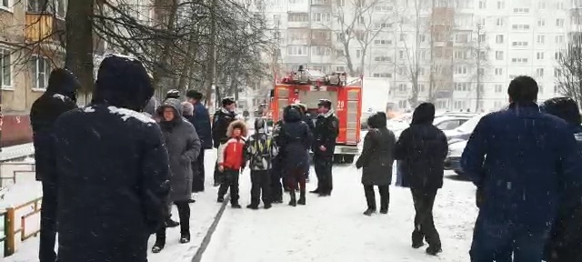 Женщина и ребенок обратились к медикам за помощью после ЧП на улице Березовской в Нижнем Новгороде - фото 1
