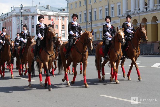 Фоторепортаж: парад в честь 80-й годовщины Победы прошел в Нижнем Новгороде - фото 133
