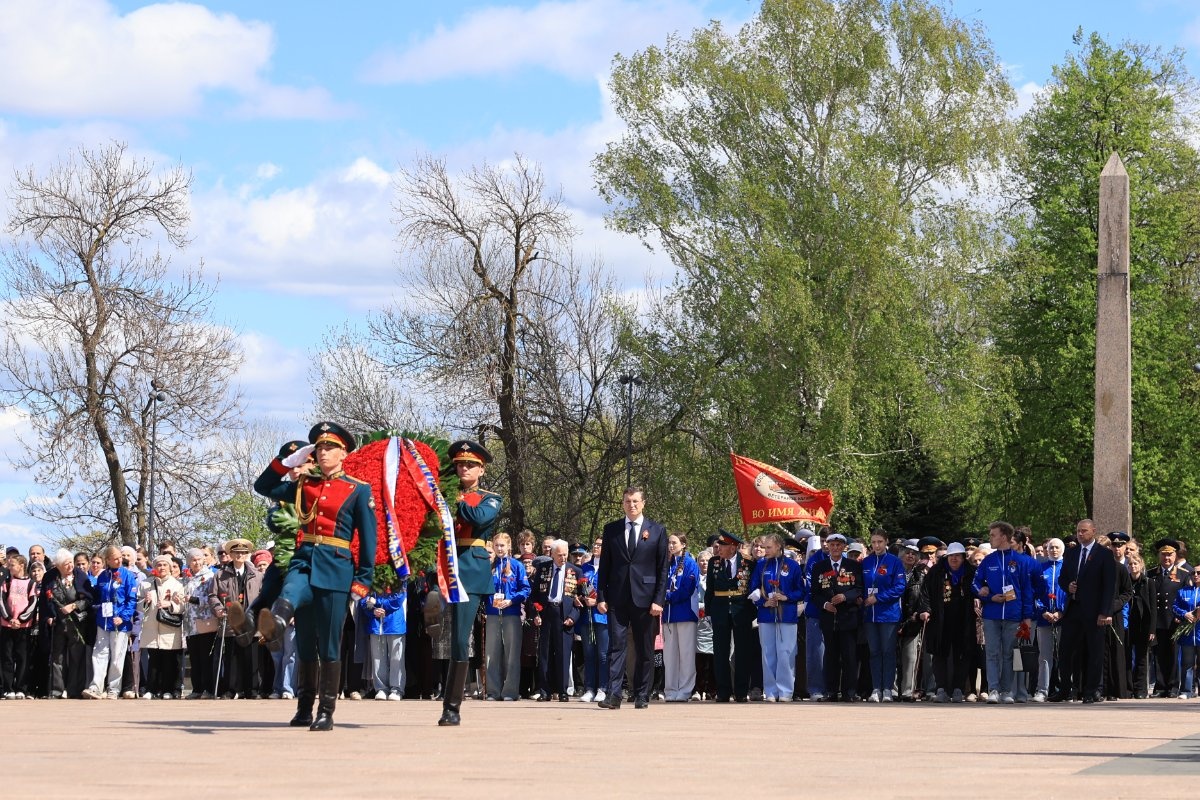 Никитин возложил цветы к Вечному огню в нижегородском кремле 9 мая - фото 4