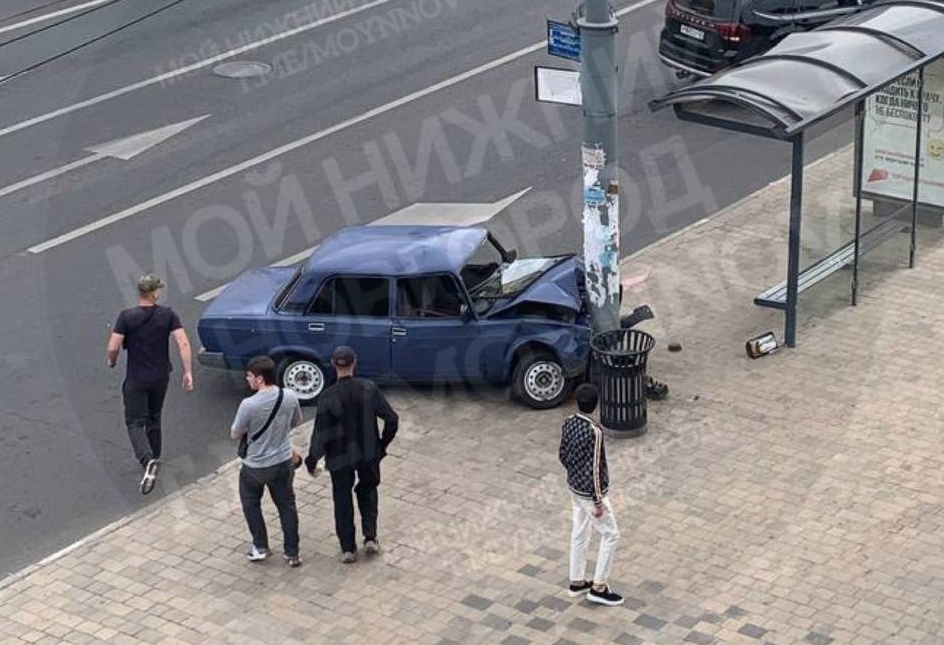 Пьяный мужчина влетел в столб на автобусной остановке в Сормовском районе - фото 1