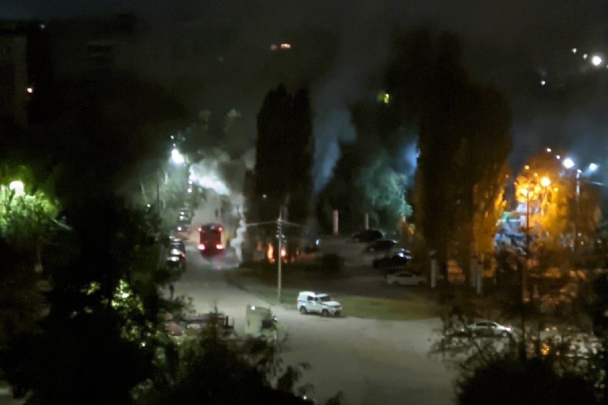 10 пожарных тушили автомобиль INFINITI в Автозаводском районе 15 сентября - фото 1