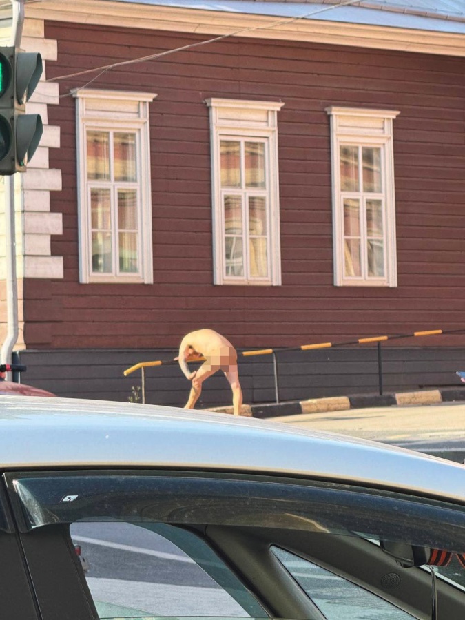 Полностью голый мужчина напугал прохожих в центре Нижнего Новгорода - фото 1