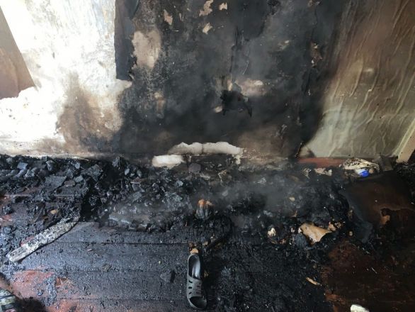 Пожар из-за непотушенной сигареты вспыхнул в Володарском районе - фото 1