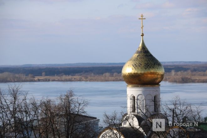 Шли Крестным ходом и ели гигантский кулич: как прошла Пасха в Нижнем Новгороде — фоторепортаж - фото 22