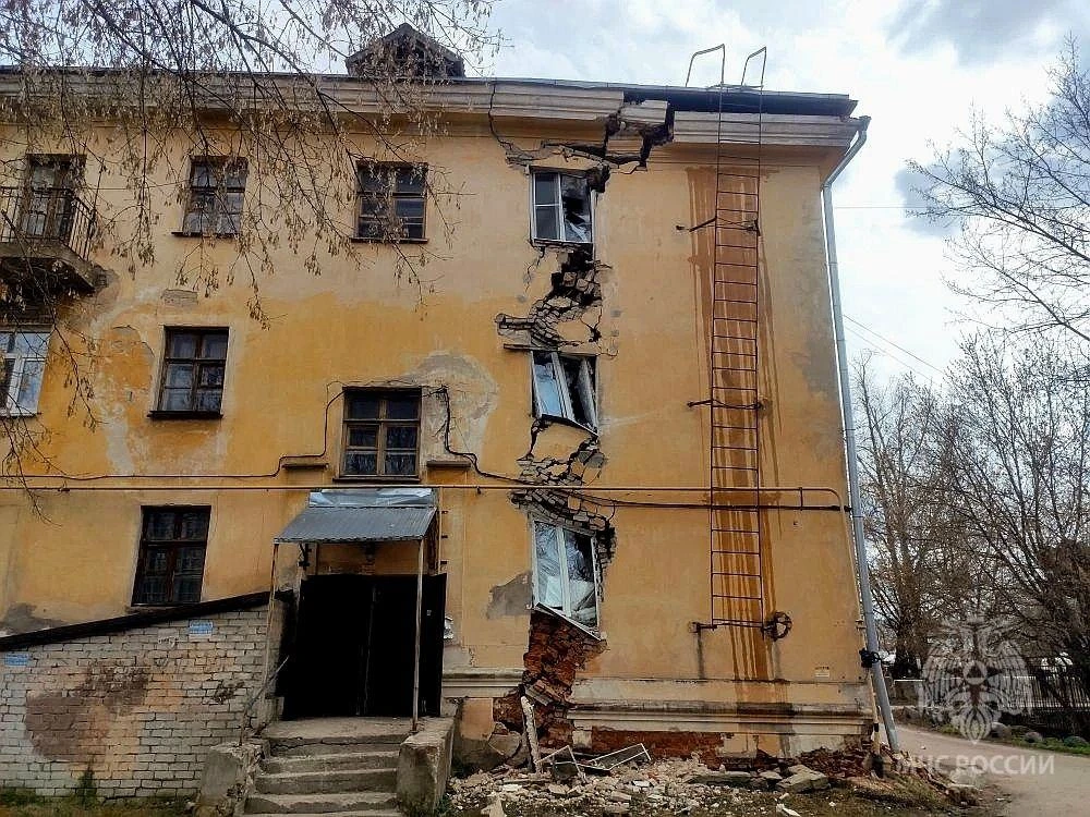 Режим ЧС объявили в Балахне из-за дома с гигантской трещиной - фото 1