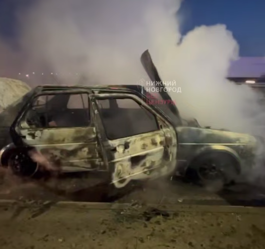 Автомобиль сгорел недалеко от ТЦ &laquo;Мега&raquo; в Нижнем Новгороде - фото 2