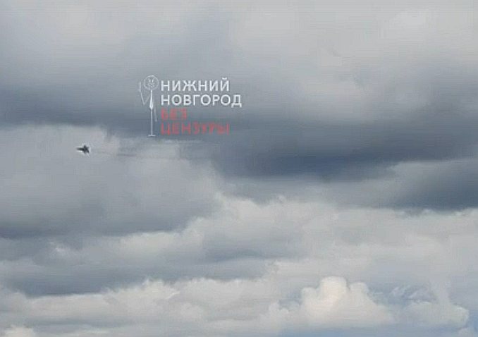 Истребитель замечен в небе над Нижним Новгородом - фото 1