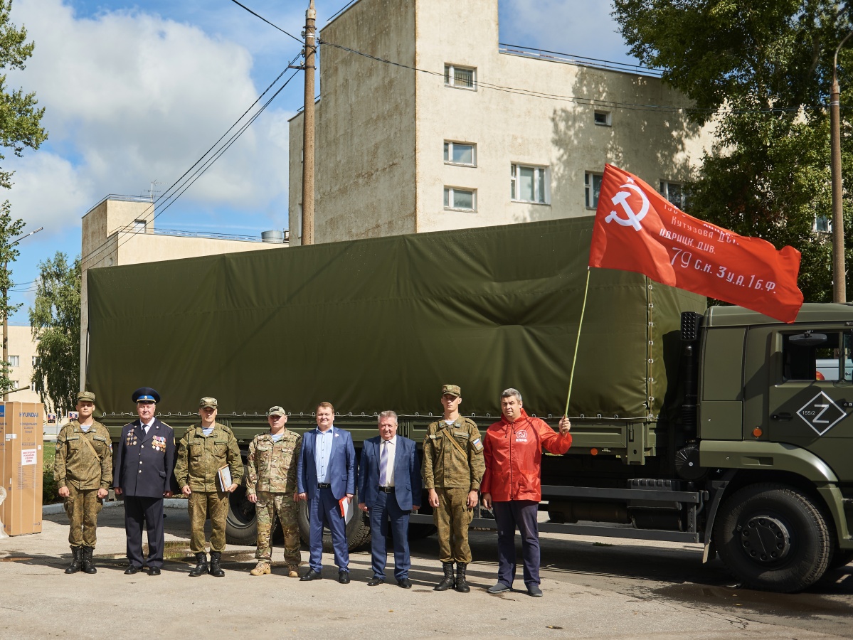Нижегородские коммунисты отправили разведчикам гумпомощь и флаг со Сталиным - фото 1