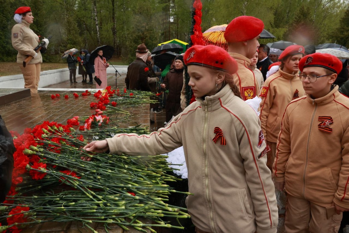 Память умерших в госпиталях воинов почтили в Дзержинске 9 мая - фото 1