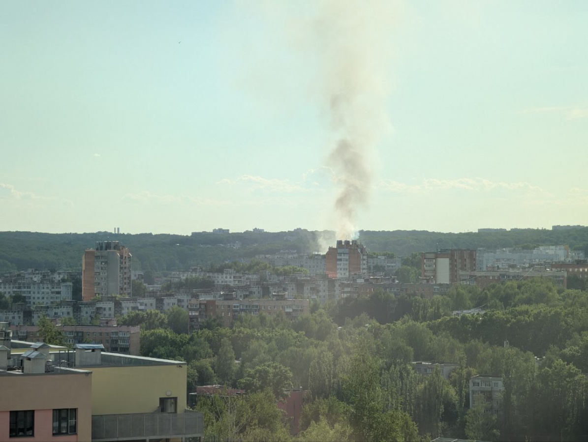 Столб дыма от пожара в гараже напугал нижегородцев - фото 1