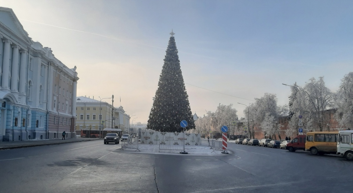 Прошлогодние декорации временно установили у елок в Нижнем Новгороде - фото 1