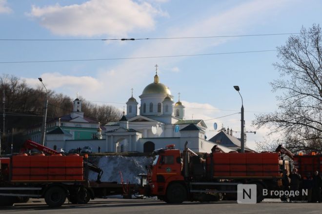 Шли Крестным ходом и ели гигантский кулич: как прошла Пасха в Нижнем Новгороде — фоторепортаж - фото 15