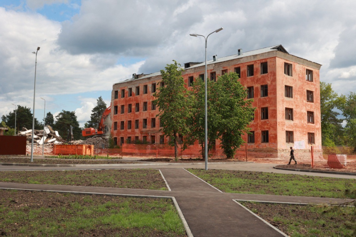 Снос аварийных зданий бывшего интерната начался в Дзержинске - фото 1