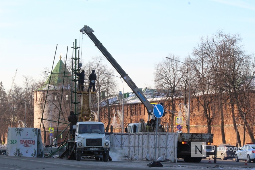 Главную нижегородскую елку демонтировали на площади Минина и Пожарского - фото 1