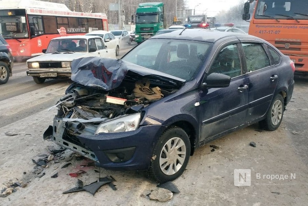 Два человека погибли при встречном столкновении автомобилей на проспекте Гагарина в Нижнем Новгороде - фото 1