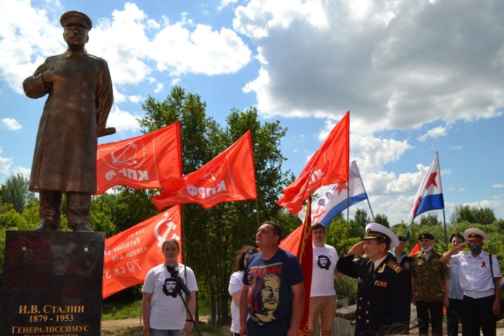 Памятник василию сталину в казани фото