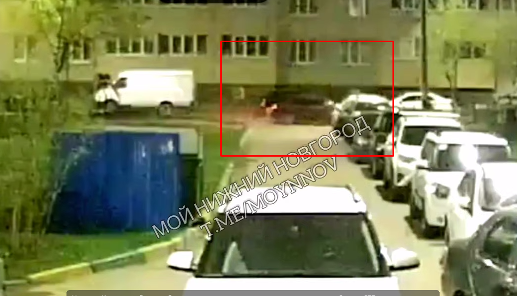 Легковушка протаранила несколько припаркованных авто на улице Космической - фото 1
