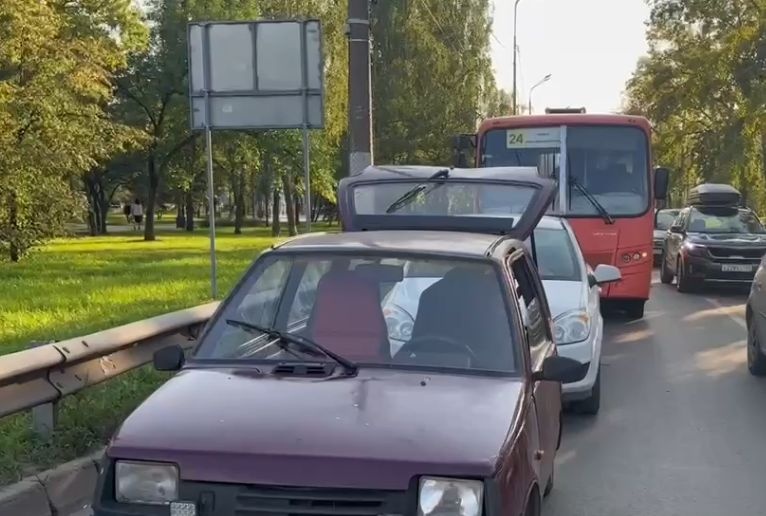 Автобус и две легковушки столкнулись в Нижнем Новгороде - фото 1