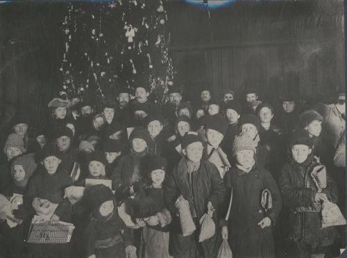 Максим Горький на елке в 1901 году / госкаталог.рф От XIX века до советских времен: как раньше отмечали Новый год в Нижнем Новгороде — фото - фото 8