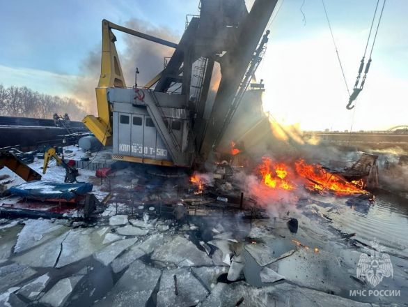 Опубликованы фото с места мощного пожара в затоне у Борского моста - фото 5