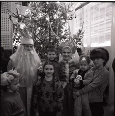 Магазин "Гастроном" на площади Горького перед открытием. Встреча Нового года.1970-е годы / госкаталог.рф От XIX века до советских времен: как раньше отмечали Новый год в Нижнем Новгороде — фото - фото 24