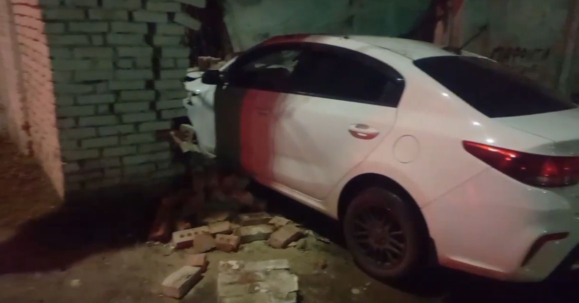 Легковушка въехала в стену в Нижнем Новгороде: два человека пострадали - фото 1