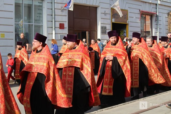 Фоторепортаж: как прошел пасхальный крестный ход в Нижнем Новгороде - фото 28