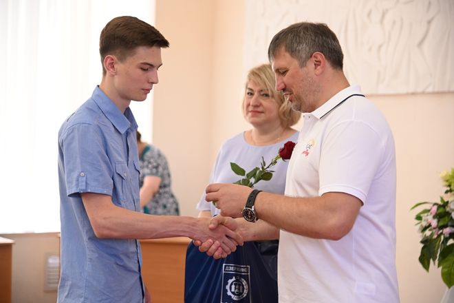 108 выпускников школ Дзержинска получили золотую медаль - фото 2