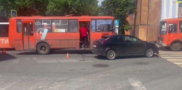 Легковушка столкнулась с автобусом в  центре Нижнего Новгорода - фото 1