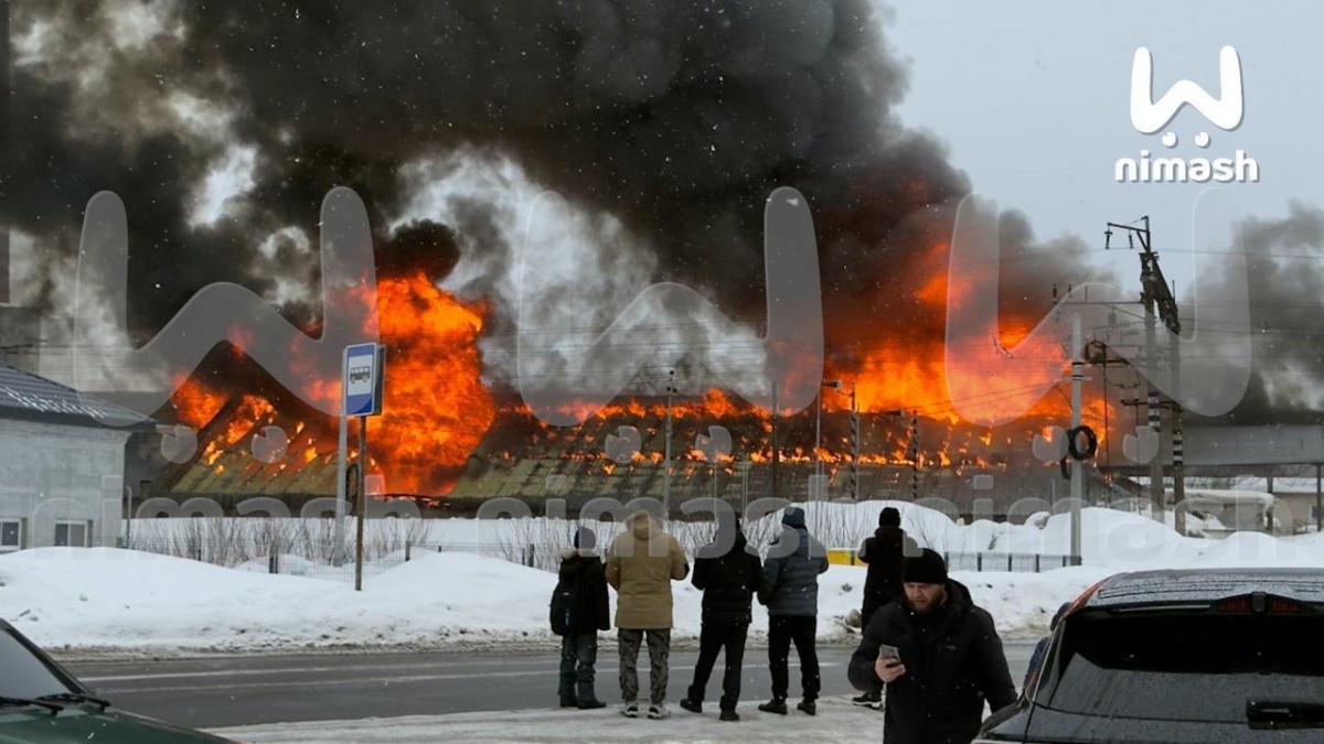 Склад с мукой горит в Нижегородской области: площадь пожара &mdash; 1000 &laquo;квадратов&raquo; - фото 1