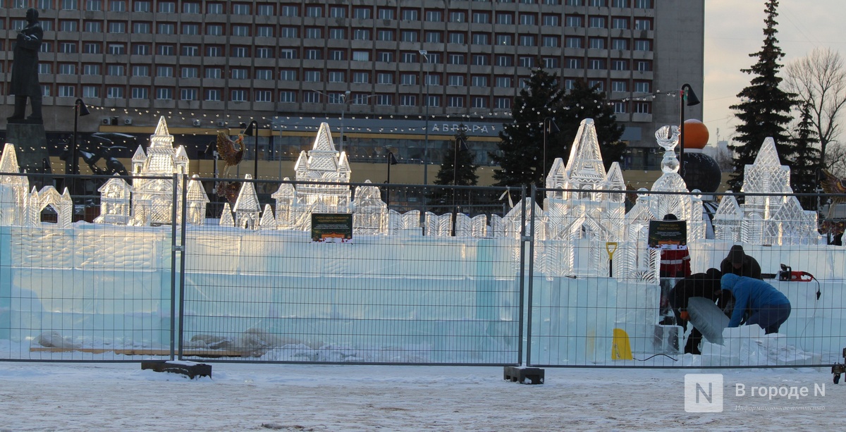 Ледовый лабиринт в виде дворца строят скульпторы  на Нижегородской ярмарке - фото 1