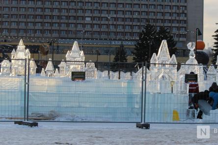 Ледовый лабиринт в виде дворца строят скульпторы на Нижегородской ярмарке