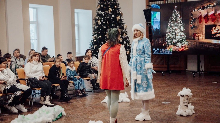 Новогоднее представление для детей участников СВО подготовили студенты Мининского университета - фото 1