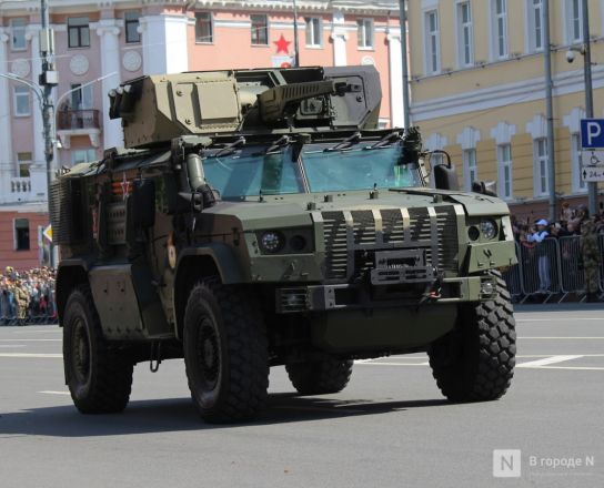 Фоторепортаж: парад в честь 80-й годовщины Победы прошел в Нижнем Новгороде - фото 203