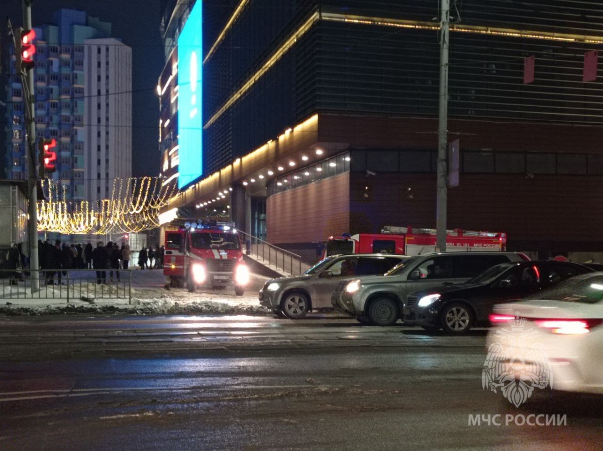 450 человек эвакуировались из нижегородского ТЦ &laquo;Небо&raquo; из-за короткого замыкания - фото 1