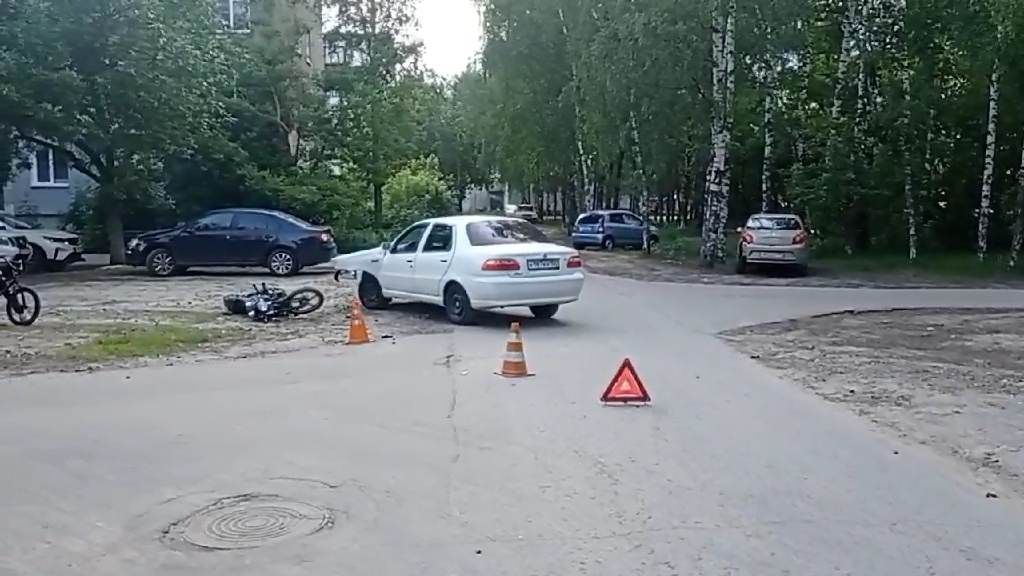 Два человека пострадали при столкновении иномарки с мопедом в Дзержинске - фото 1