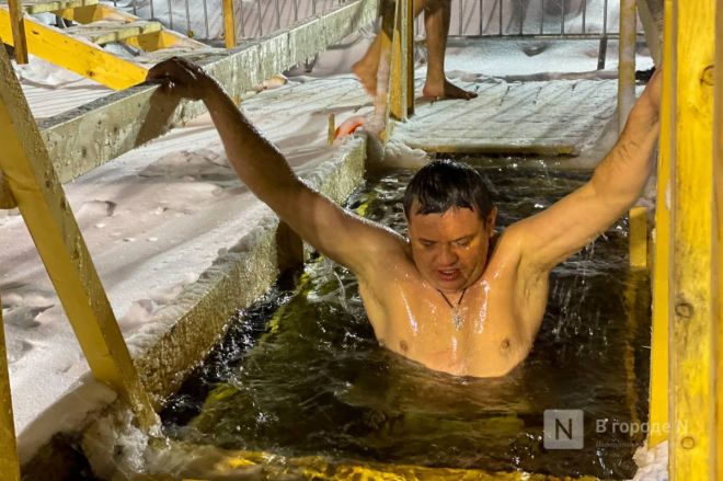 Крещенские купания прошли в Нижнем Новгороде в метель (фото, видео)  - фото 36