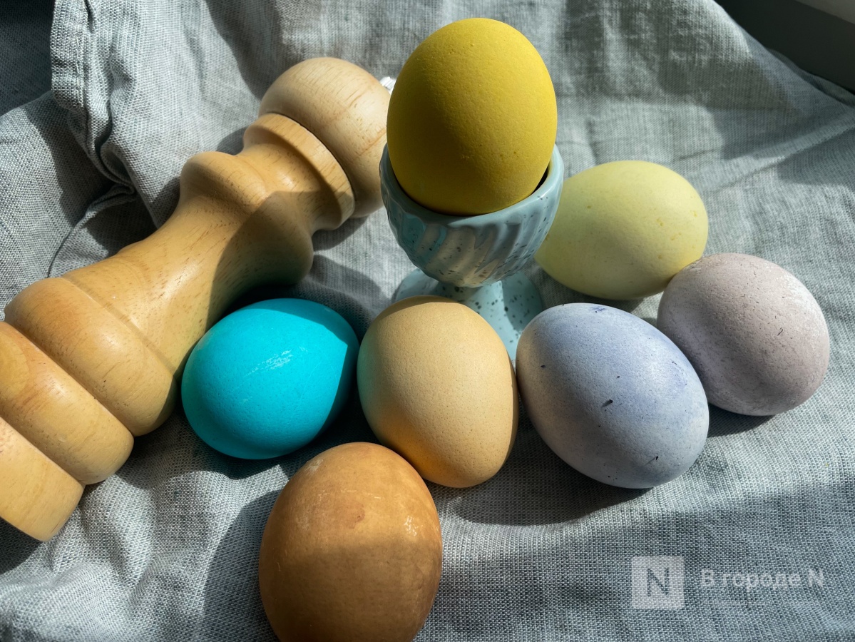 Грязно, дорого и испытано на себе: худшие способы покрасить яйца к Пасхе