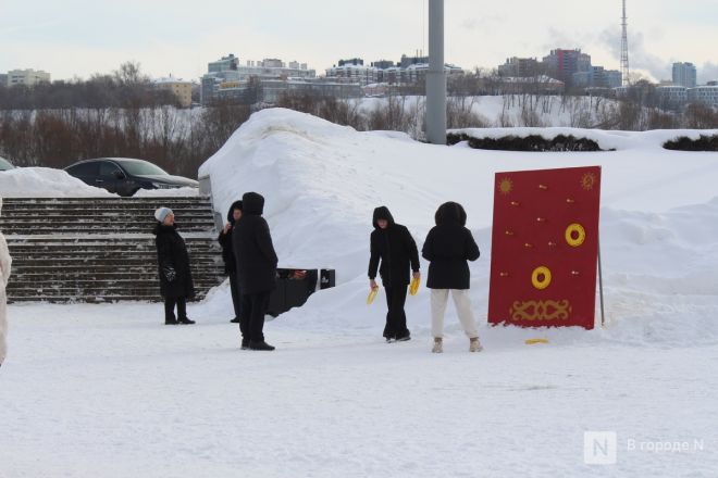С блинами и в сугробах: как прошла Масленица в Нижнем Новгороде — фоторепортаж - фото 91