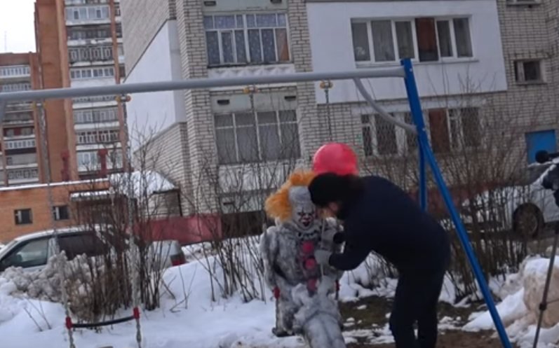 Страшного клоуна из фильма ужасов слепил из снега саровчанин на детской площадке - фото 1