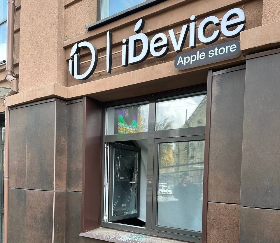 Магазин техники Apple ограбили почти на 5 млн рублей в центре Нижнего Новгорода - фото 1