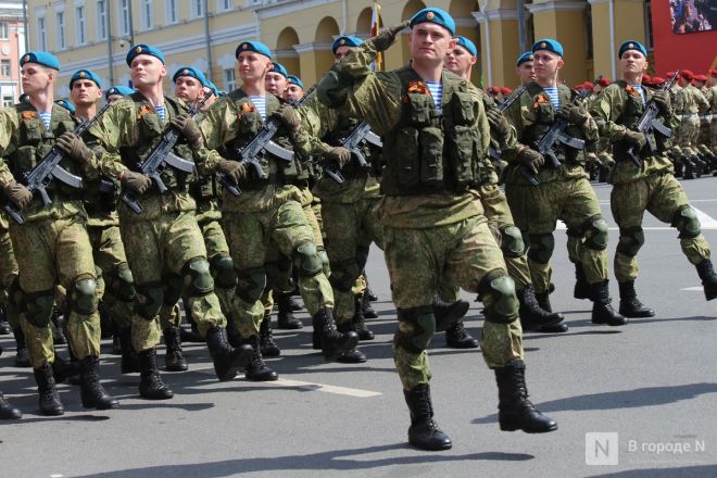 Фоторепортаж: парад в честь 80-й годовщины Победы прошел в Нижнем Новгороде - фото 269