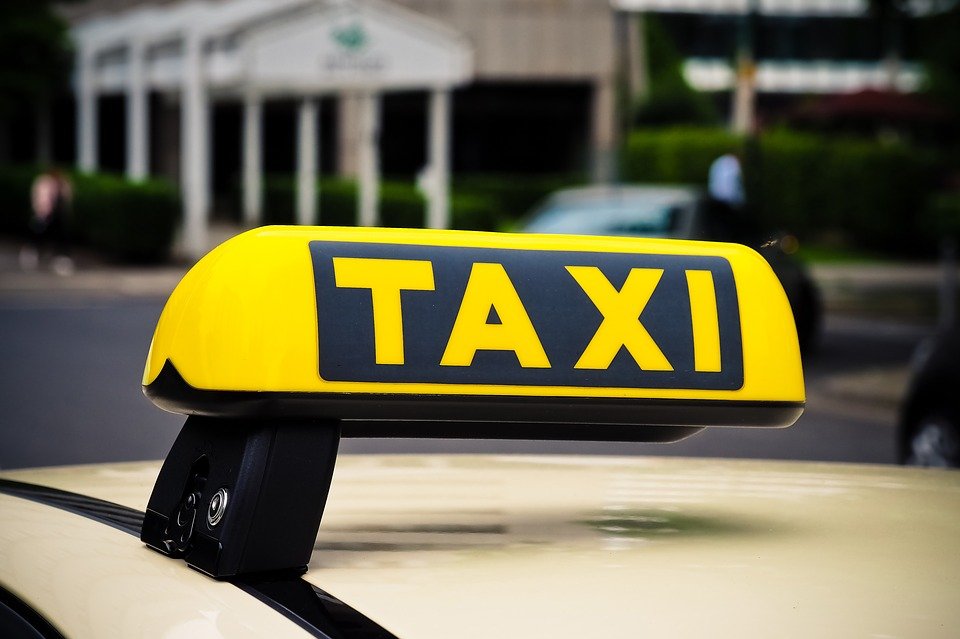 Таксист, укравший телефон у несговорчивой пассажирки, пойдет под суд - фото 1