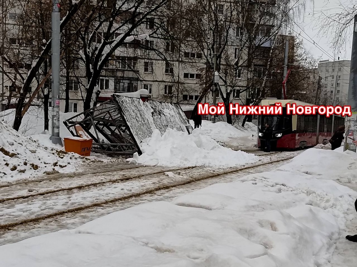 Трамвайная остановка рухнула из-за снега в Нижнем Новгороде - фото 1