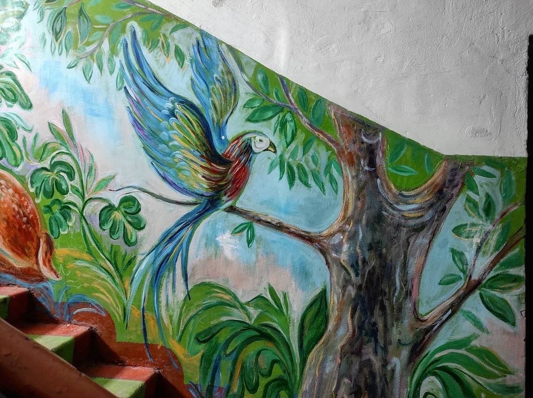 Сказочный лес нарисовала жительница Арзамаса в своем подъезде - фото 1